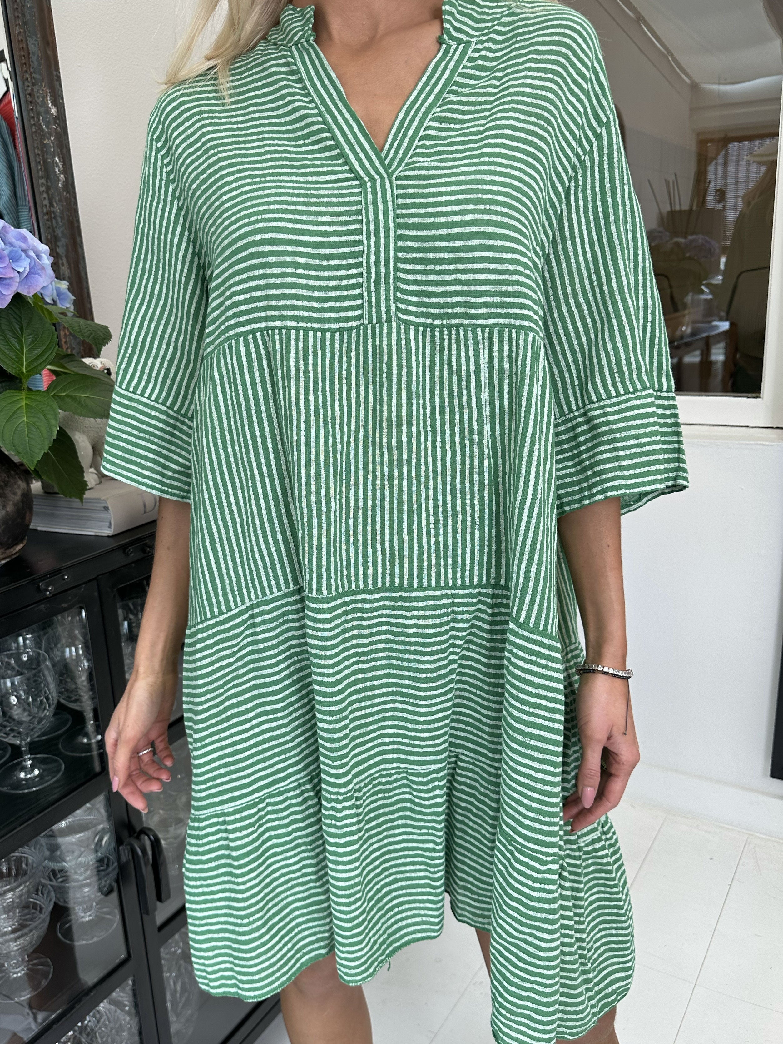 Pola - Söt randig klänning i en lagerformad look - Black